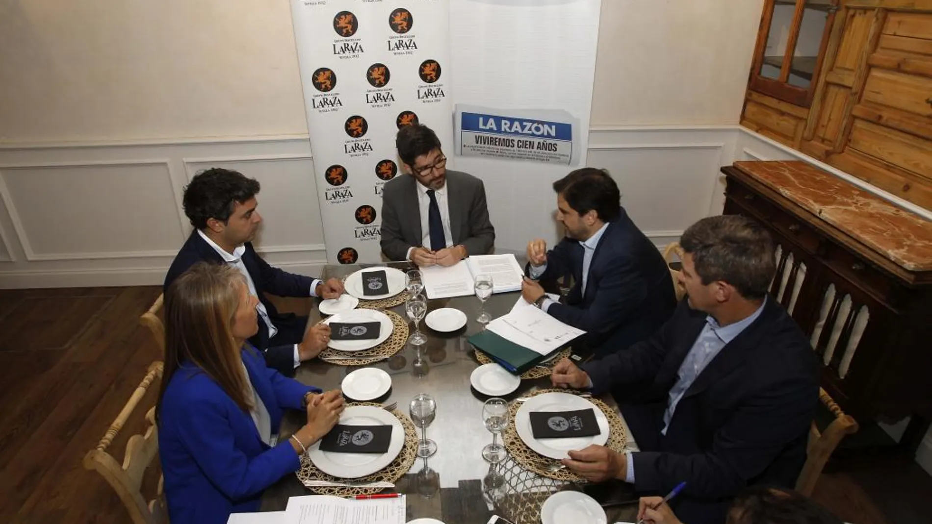 Jorge Romero, director de Relaciones Externas en Andalucía de Mercadona; Diego Ruiz, director de Servicios Técnicos de Covap; José Luis Olmedo, director general de Dulces Olmedo (La Muralla); Nathalie Chavrier, responsable del sector agroalimentario en CTA; y el delegado de LA RAZÓN en Andalucía, Paco Reyero, durante el encuentro en la Hostería del Prado del Grupo La Raza