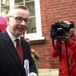 El ministro de Justicia británico, Michael Gove (c), llega a una rueda de prensa para dar un discurso en Westminster, Londres, Reino Unido, hoy