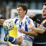 El jugador de la Real Sociedad Oyarzabal lucha un balón con Tito del Rayo Vallecano