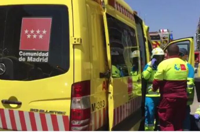 Una ambulancia del Summa 112 atiende a los heridos en Móstoles.