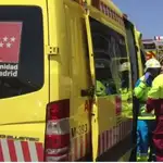 Una ambulancia del Summa 112 atiende a los heridos en Móstoles.