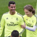 Danilo, que será titular hoy y James, que podría serlo, con Ronaldo en el entrenamiento de ayer