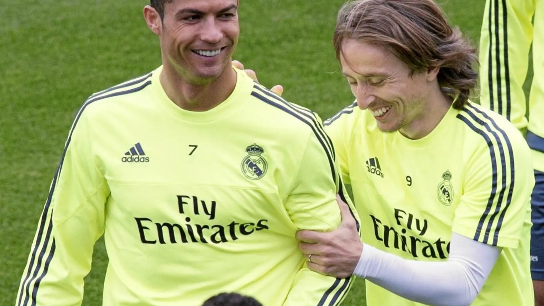 Danilo, que será titular hoy y James, que podría serlo, con Ronaldo en el entrenamiento de ayer