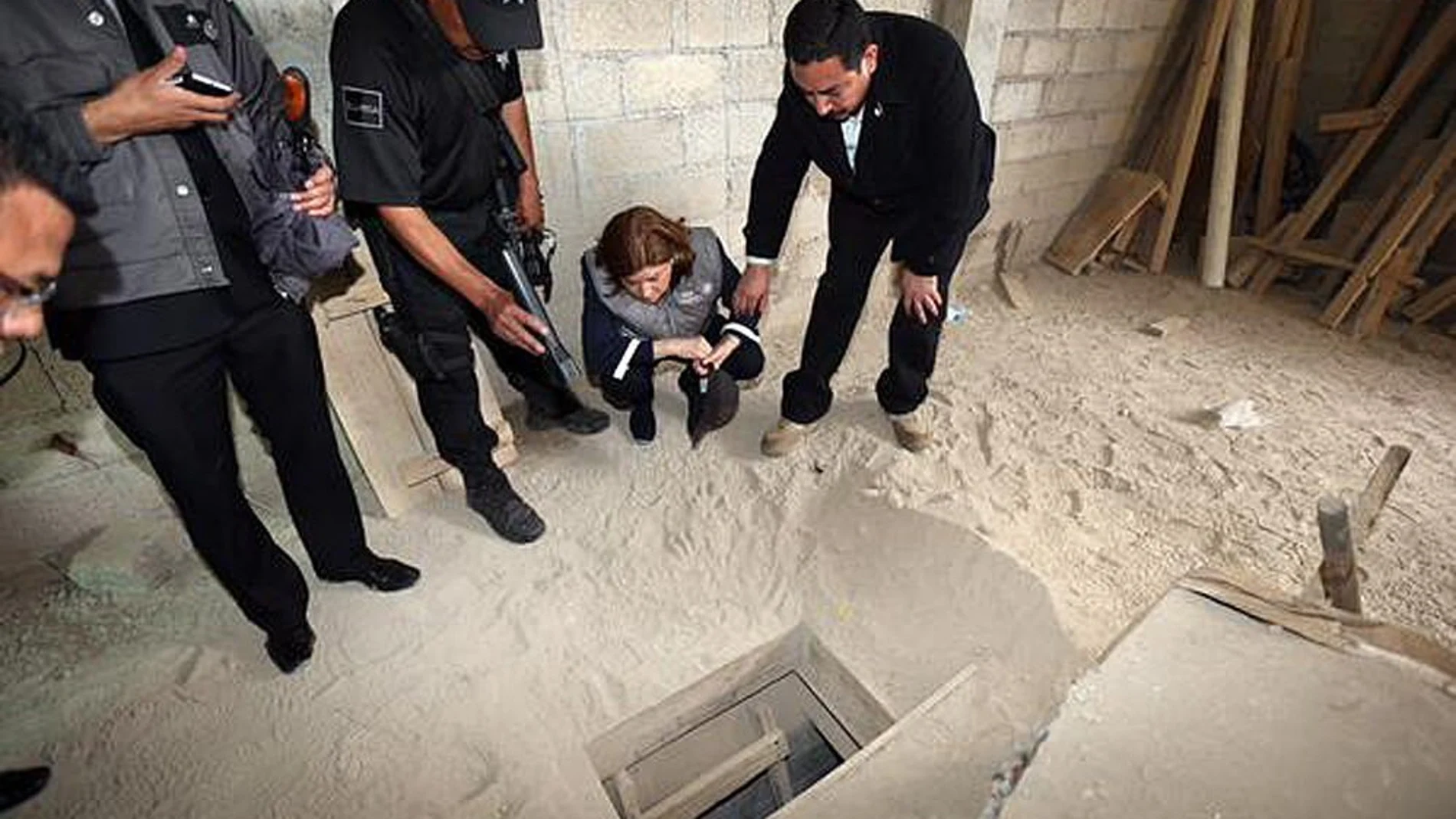Fotografía cedida por la Procuraduría General de la República (PG) que muestra el túnel por donde se fugo el narcotraficante Joaquín "El Chapo"Guzmán, jefe del cartel de Sinaloa.
