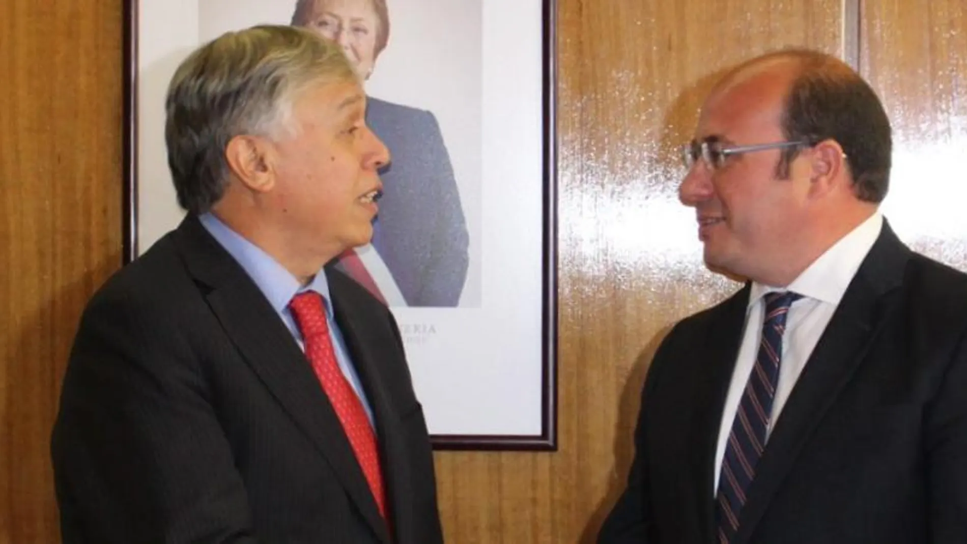 A la izquierda, el Ministro de Agricultura de Chile, Carlos Furche, junto al presidente de la Región, Pedro Antonio Sánchez