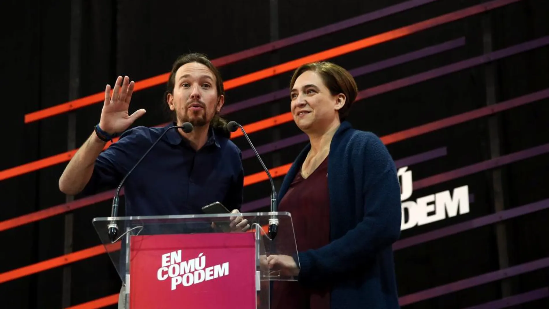 El candidato de Podemos a la Presidencia del Gobierno, Pablo Iglesias (i), junto a la alcaldesa de Barcelona, Ada Colau (d), durante el acto central de campaña de En Comú Podem, de cara a las elecciones generales del próximo 20 de diciembre.