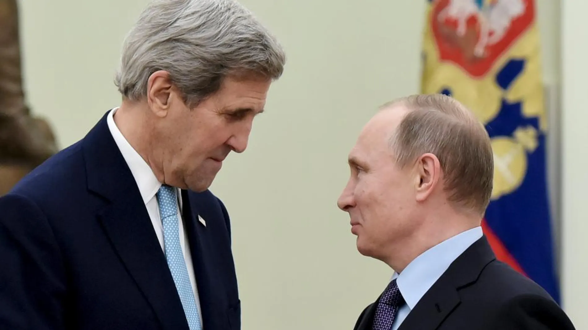 John Kerry y Vladimir Putin al comienxo de la reunión en el Kremlin