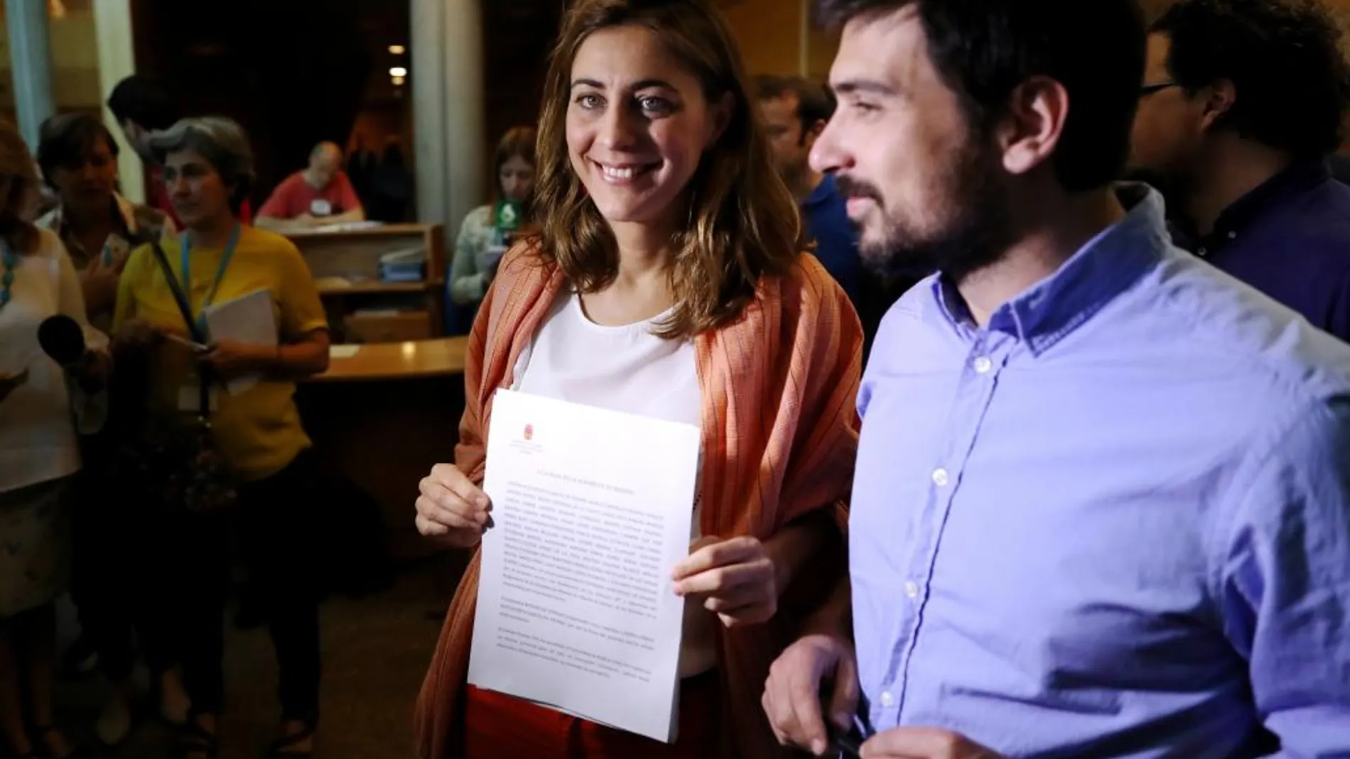 La diputada de Podemos Lorena Ruiz Huerta y el senador Ramón Espinar registran hoy en la Asamblea de Madrid una moción de centura contra la presidenta regional Cristina Cifuentes