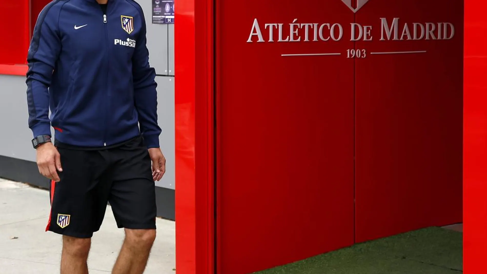 El entrenador del Atlético de Madrid, Diego Pablo Simeone, se dirige a la rueda de prensa que ha ofrecido hoy tras el entrenamiento.