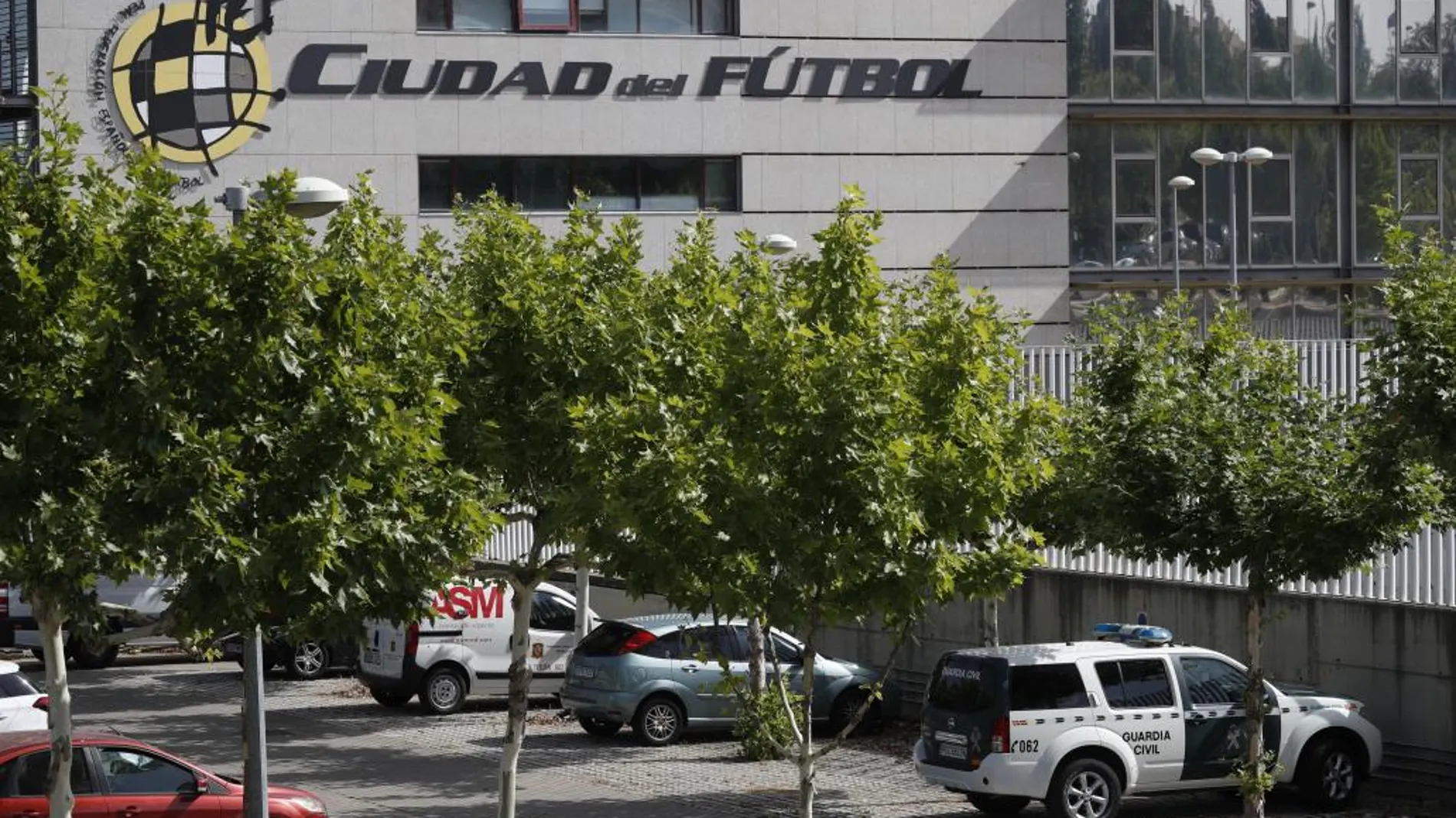 Una patrulla de la UCO, en el aparcamiento de la Federación Española de Fútbol en Las Rozas