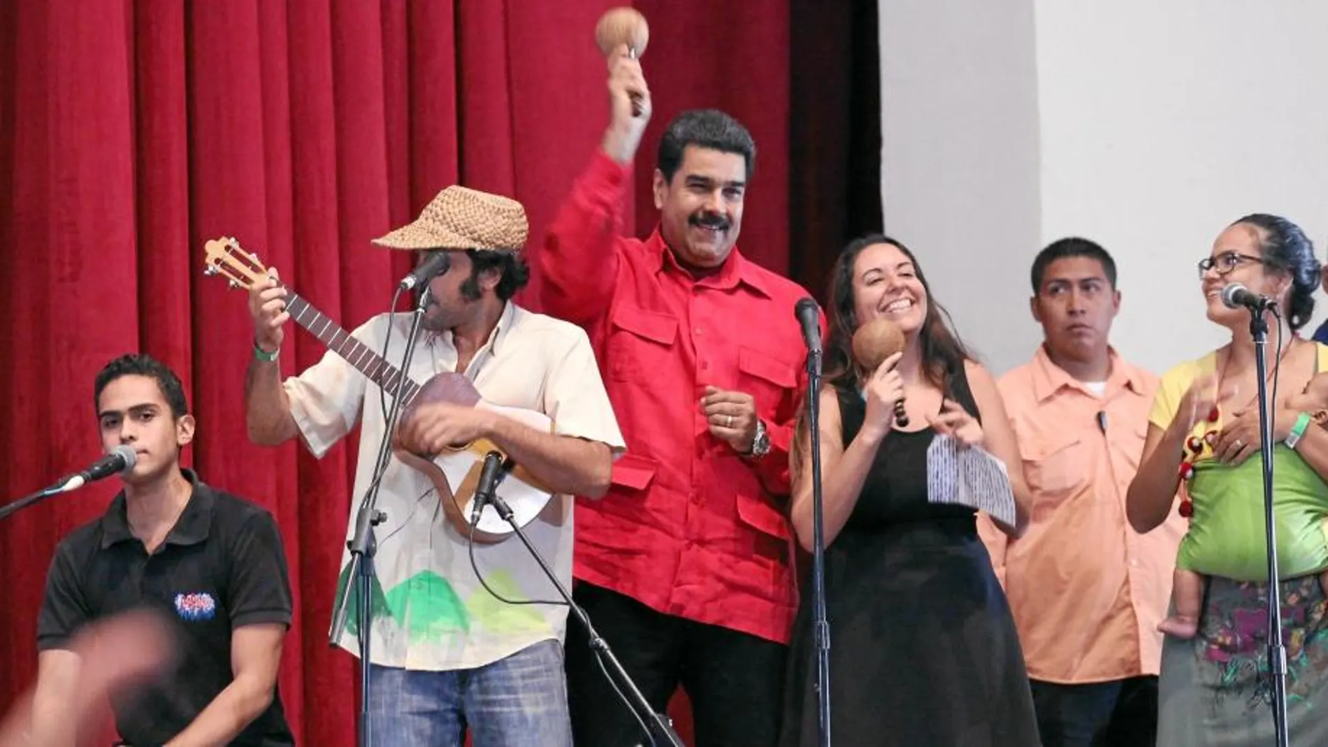 Al ritmo de las maracas, Nicolás Maduro participa en un acto público, ayer, en Caracas