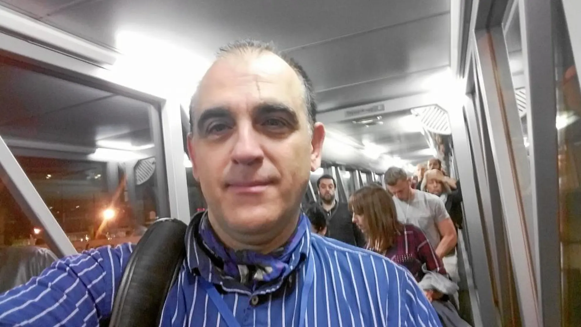 Juan Carlos se hizo un selfie en el aeropuerto de Barcelona donde recaló en una de sus etapas del viaje