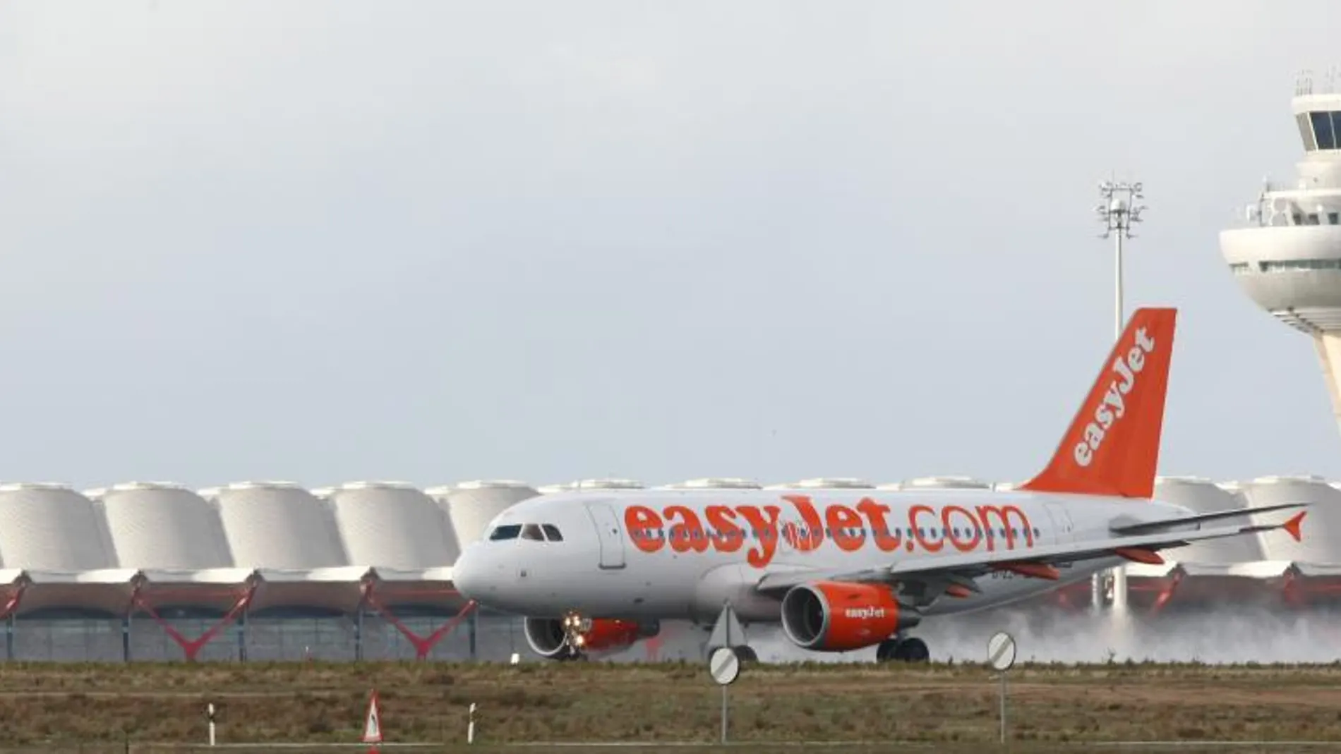 Un avión de Easyjet en el aeropuerto de Madrid Barajas.