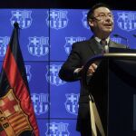 El presidente del FC Barcelona, Josep María Bartomeu, durante su intervención hoy en la Asamblea de Compromisarios de la entidad azulgrana