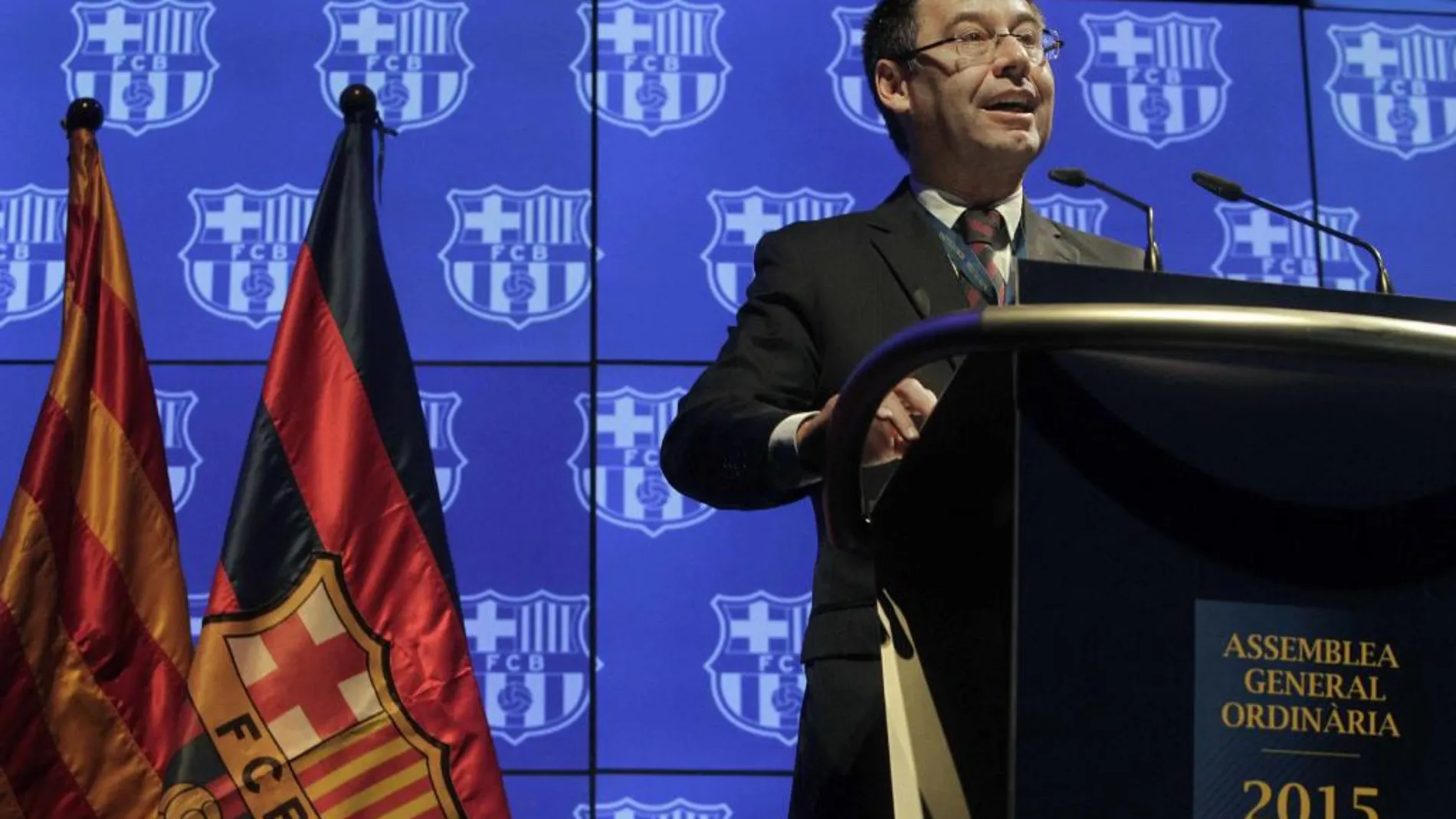 El presidente del FC Barcelona, Josep María Bartomeu, durante su intervención hoy en la Asamblea de Compromisarios de la entidad azulgrana
