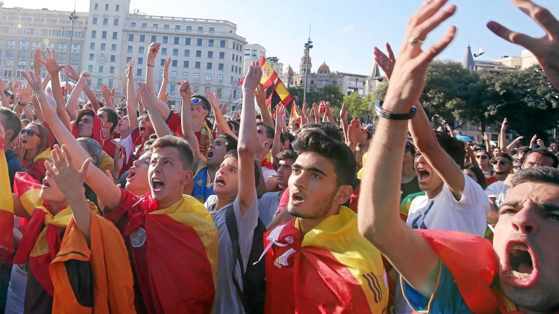 La plaza Cataluña de Barcelona ha acogido pantallas para ver partidos de la selección española