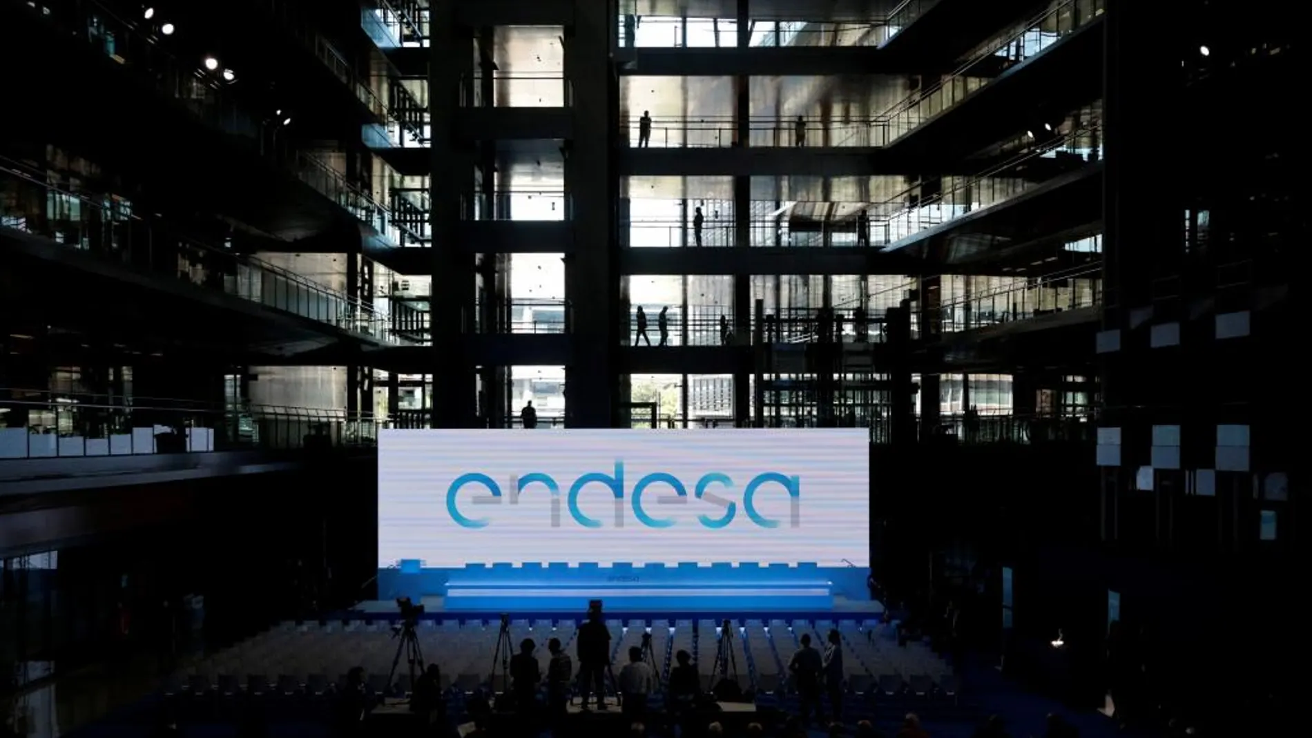 Endesa eleva un 30% el beneficio en 2016 y sube el dividendo