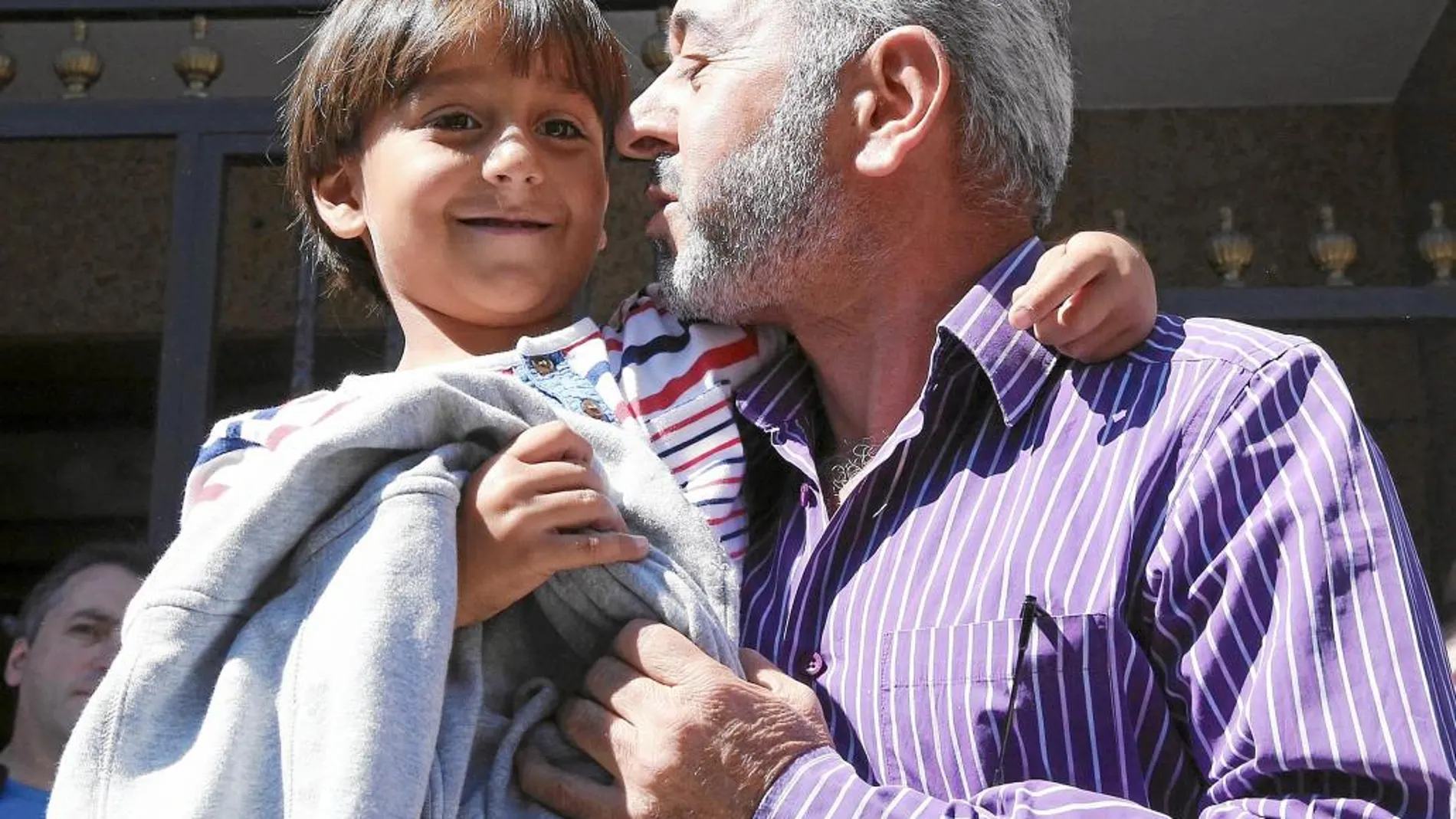 Osama Abdul y su hijo pequeño, Zaid, comparecieron ante la prensa para agradecer la acogida recibida en España