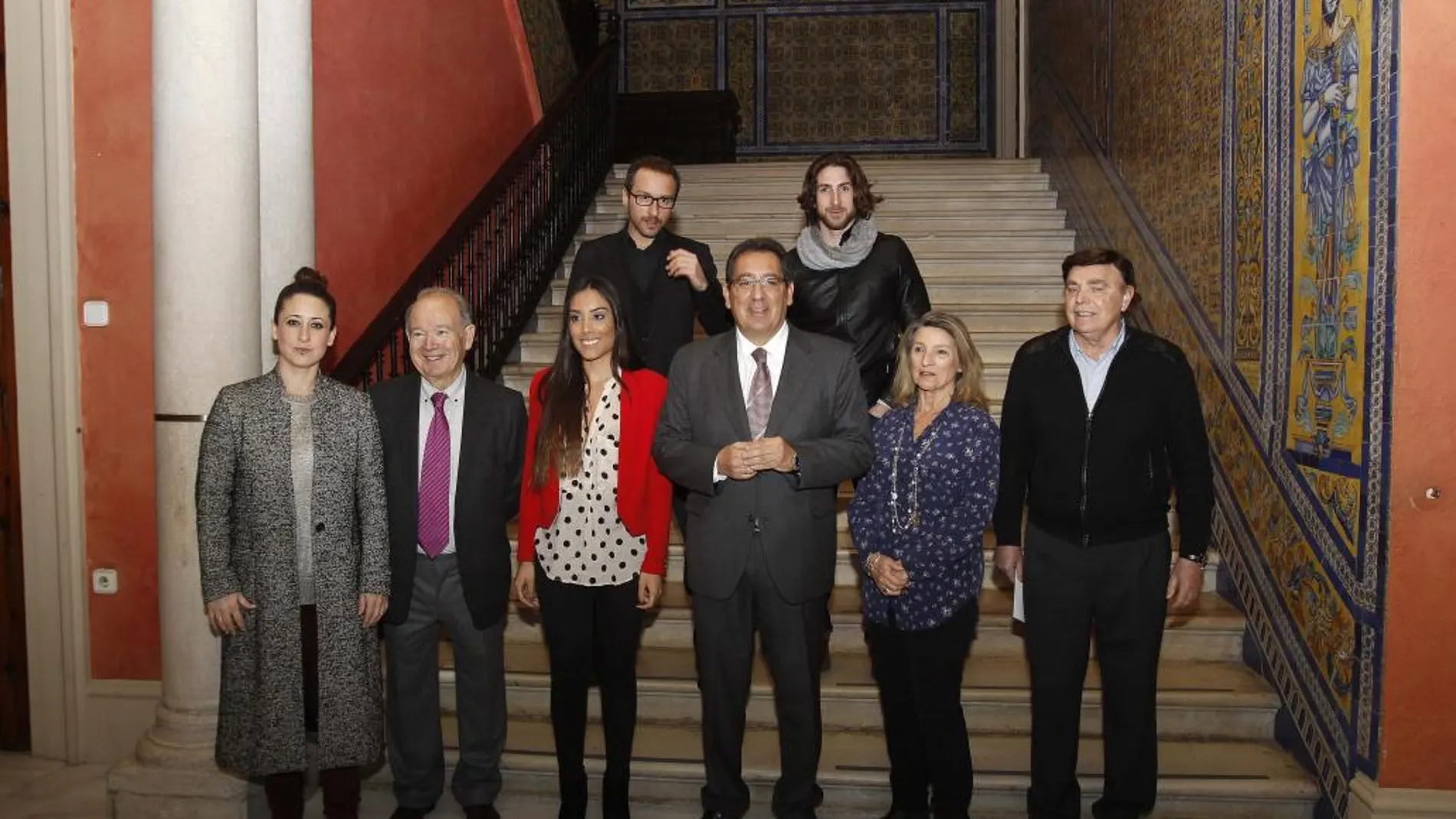 El presidente de la Fundación Cajasol, Antonio Pulido, y el coordinador del Ciclo «Jueves Flamencos», Manuel Herrera, entre otros, en la presentación