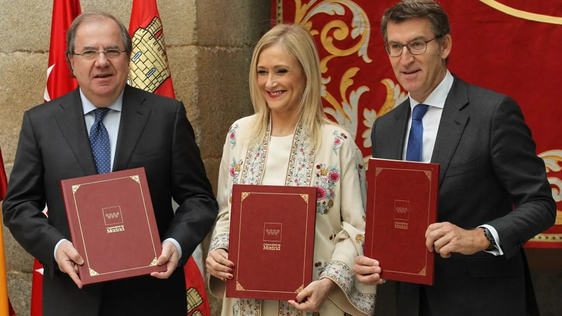 El presidente Juan Vicente Herrera suscribe la colaboración con Cristina Cifuentes y Alberto Núñez Feijoo