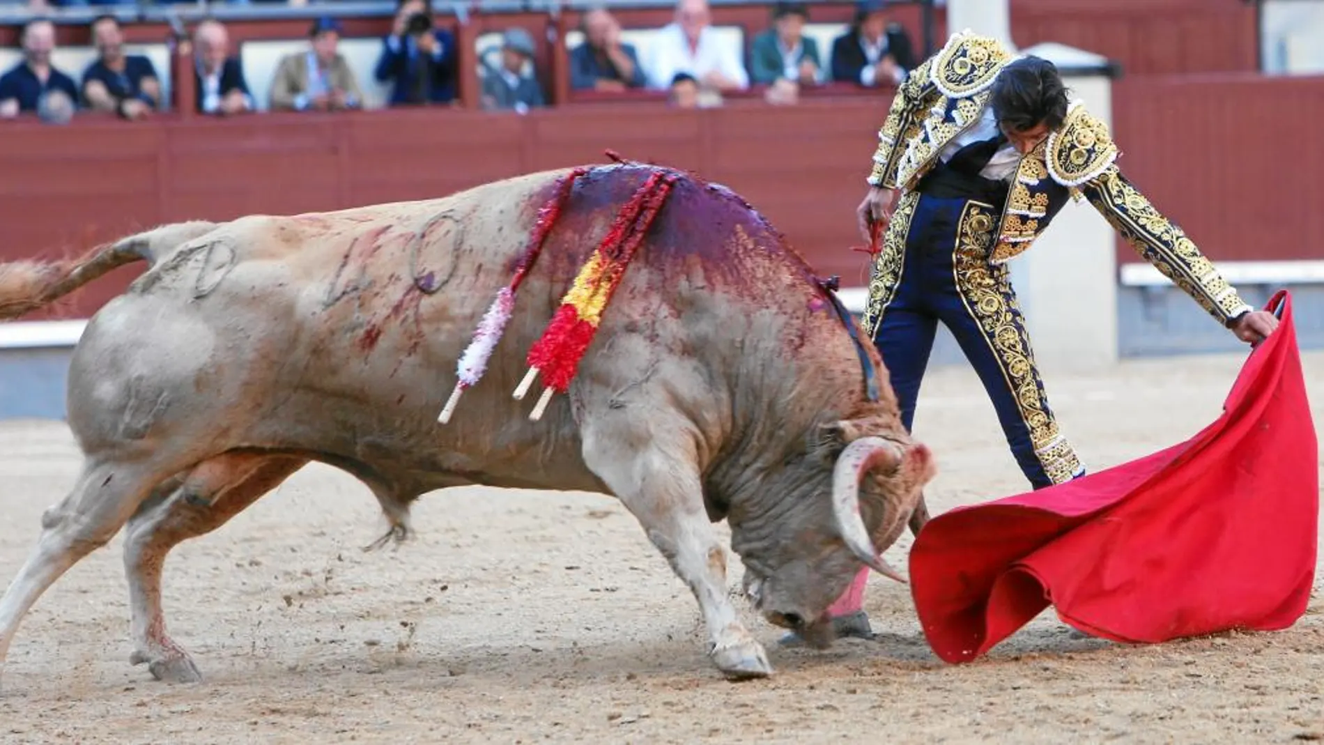Curro Díaz torea al natural al jabonero quinto, ayer, en Las Ventas