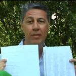 Albiol con los documentos que demuestran cómo fue invitado Puigdemont