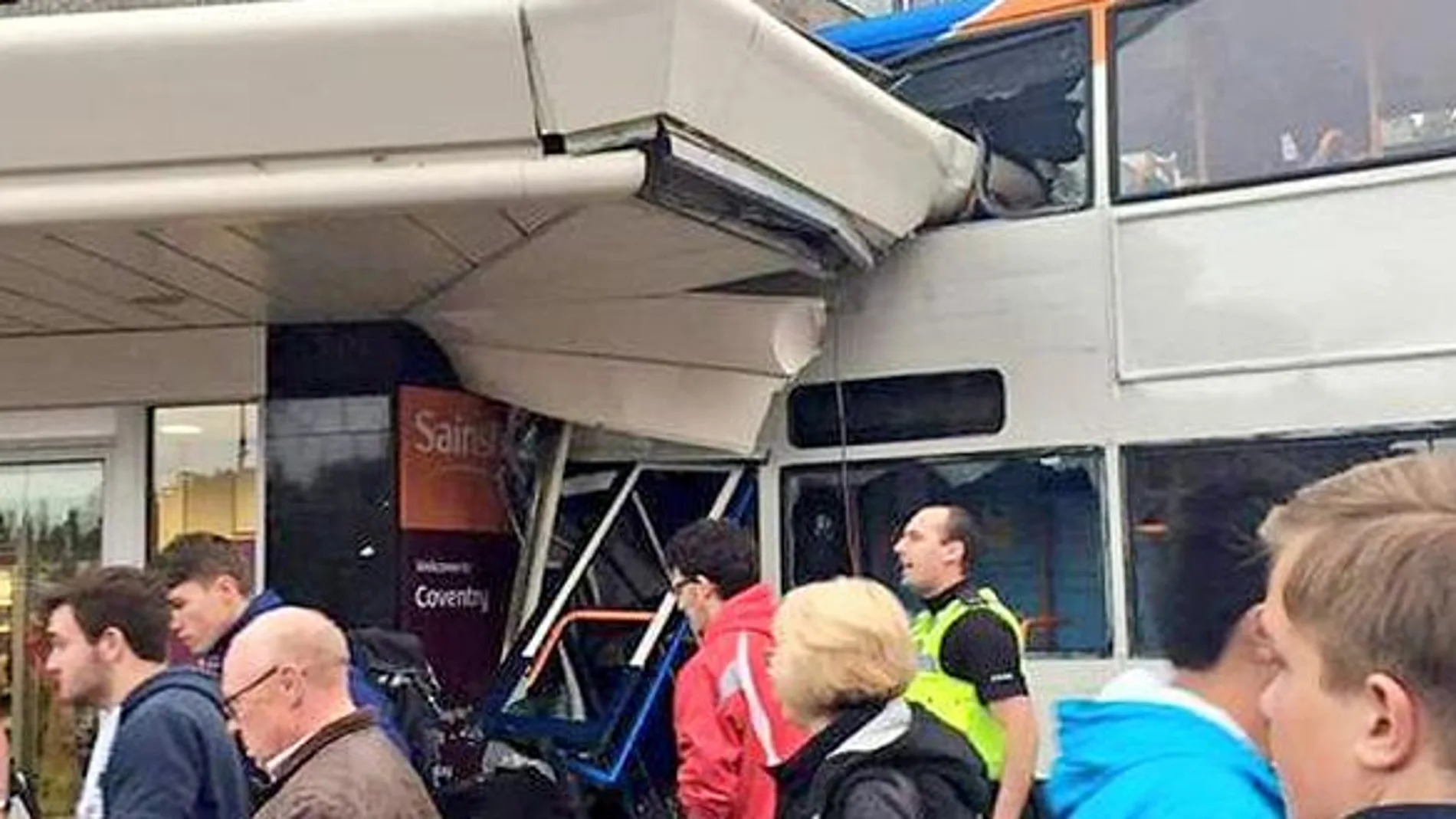 El autobús golpeó diversos coches y una farola antes de estrellarse contra el supermercado.