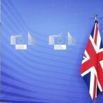El responsable para el Brexit de Reino Unido, David Davis (izq.), ayer, junto al jefe negociador de la UE, Michel Barnier
