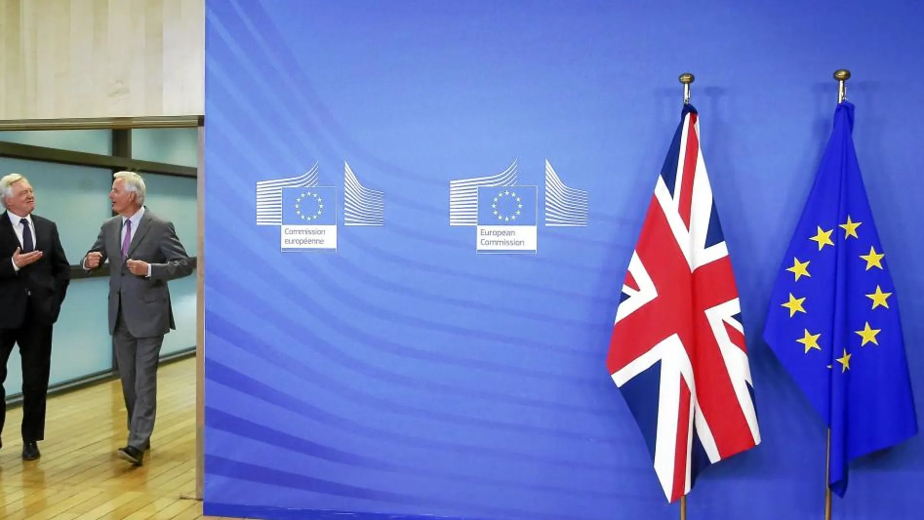 El responsable para el Brexit de Reino Unido, David Davis (izq.), ayer, junto al jefe negociador de la UE, Michel Barnier