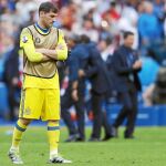 Iker Casillas, cabizbajo, tras la derrota de la Selección en octavos frente a Italia