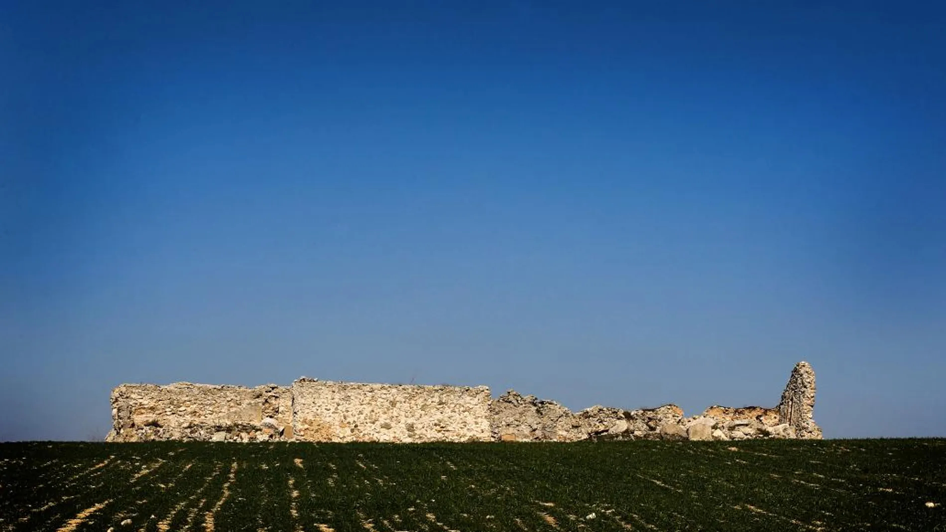 La fotografía muestra el estado de conservación de una iglesia que se remonta al siglo XVI. Debajo puede haber restos de presencia humana que se remonte a la edad del bronce.