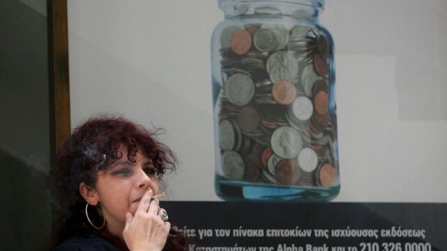 Una mujer fumando, en una imagen de archivo / Efe