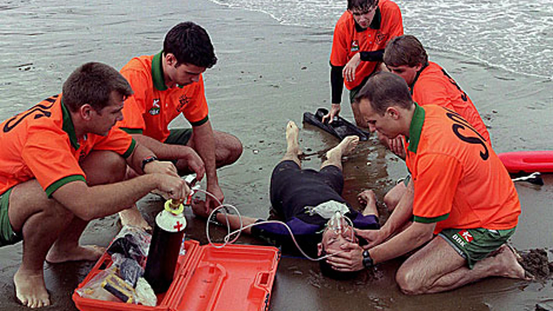 Un equipo de salvamento socorre a un bañista con signos de ahogamiento.