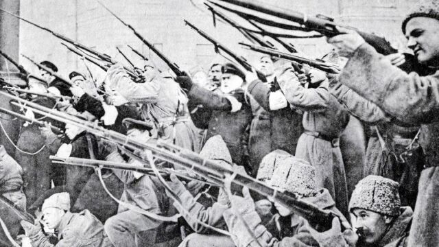Revolucionarios armados con rifles, durante los días de la Revolución de Octubre