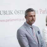 Norbert Hofer, candidato presidencial ultranacionalista, y la presidenta del Parlamento Doris Bures, ofrecen una rueda de prensa en Vien