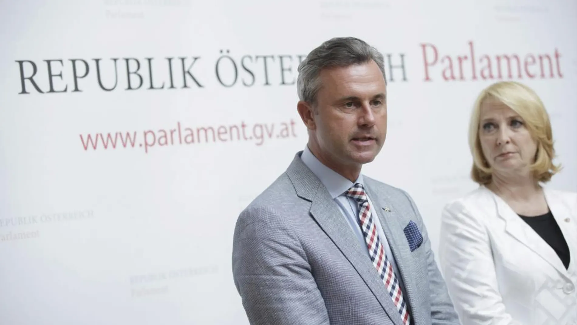 Norbert Hofer, candidato presidencial ultranacionalista, y la presidenta del Parlamento Doris Bures, ofrecen una rueda de prensa en Vien
