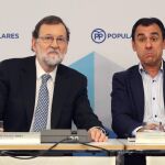Mariano Rajoy  junto al coordinador general, Fernando Martínez Maíllo, ayer / Efe