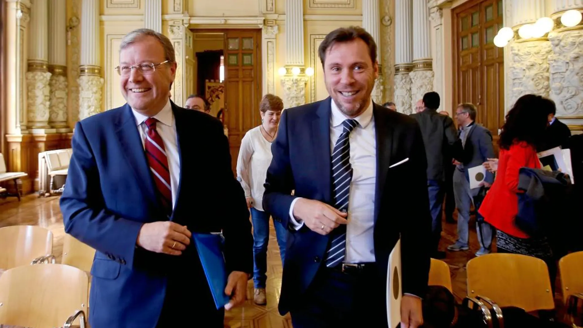 Los alcaldes de León y Valladolid, Antonio Silván y Óscar Puente, tras salir de la reunión que mantuvieron