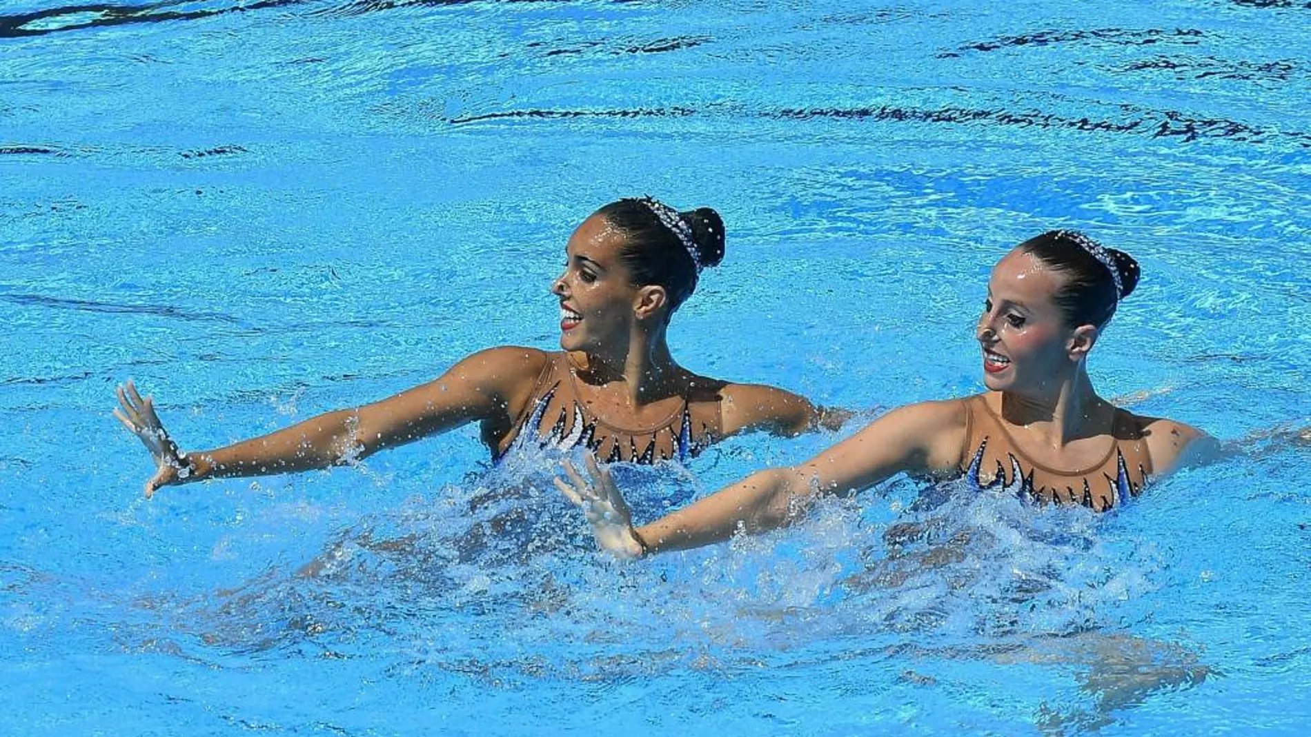Ona Carbonell y Paula Ramirez durante su participación en la final