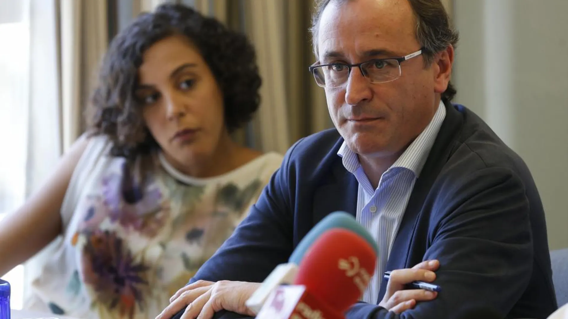 Los dirigentes políticos Nagua Alba (Podemos) y Alfonso Alonso (PP), durante la segunda jornada del curso de verano en San Lorenzo de El Escorial