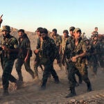 Las milicias kurdas arrebatan al Estado Islámico el mayor yacimiento de petróleo de Siria