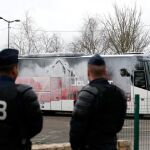 Agentes de la Gendarmería francesa vigilan uno de los autobuses atacados