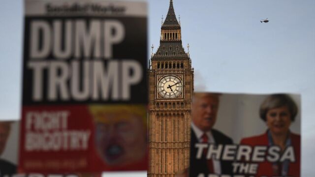 Varias personas se manifiestan con pancartas a las afueras del Parlamento en Londres, contra la visita del presidente de EE.UU., Donald J. Trump.