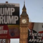 Varias personas se manifiestan con pancartas a las afueras del Parlamento en Londres, contra la visita del presidente de EE.UU., Donald J. Trump.