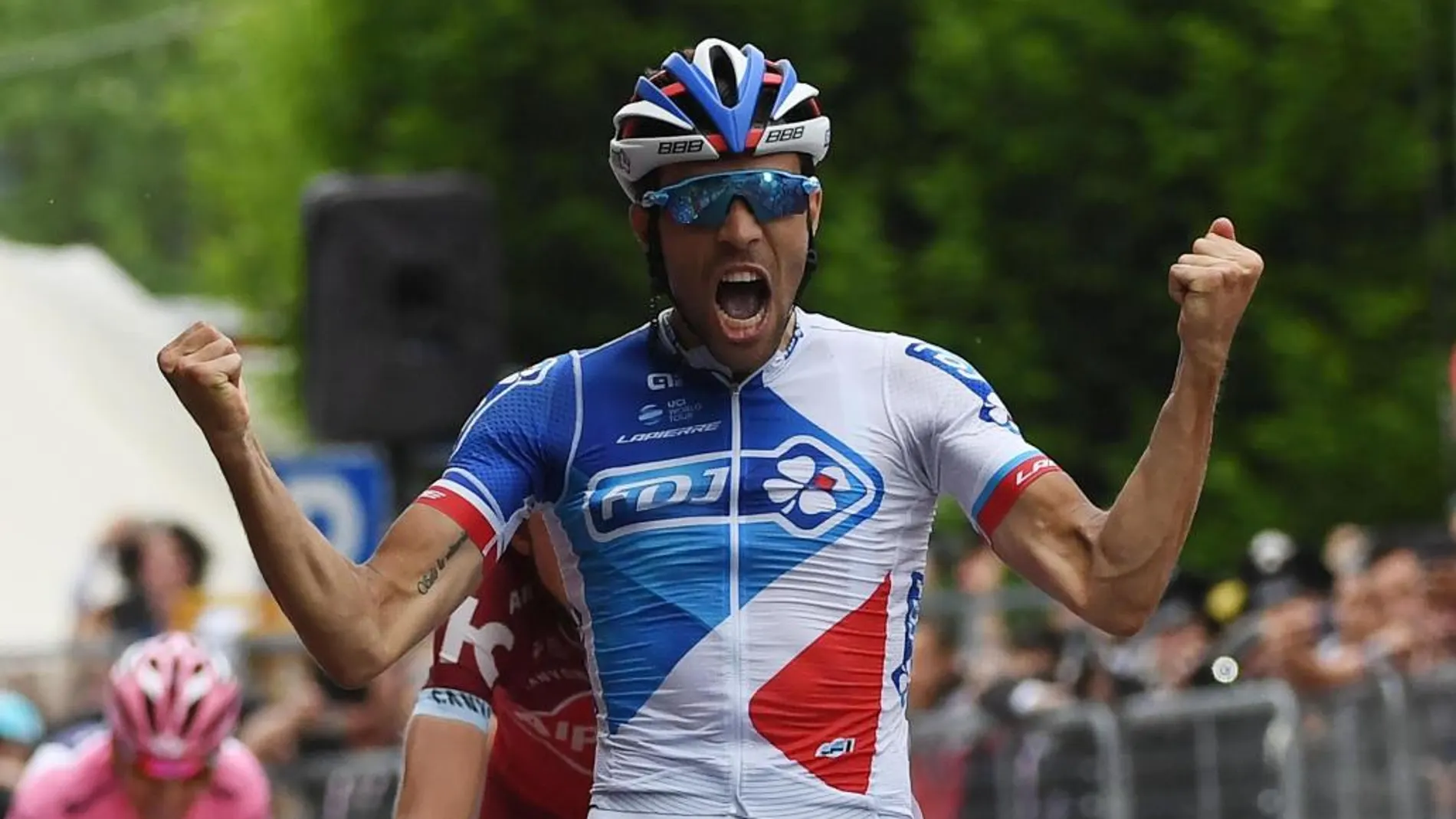 Pinot celebrando la victoria de la penúltima etapa del Giro