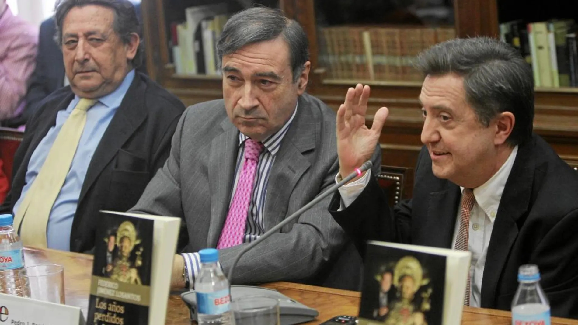 El columnista de este periódico Alfonso Ussía y Pedro J. Ramírez acompañan a Losantos en la presentación de «Los años perdidos de Mariano Rajoy»