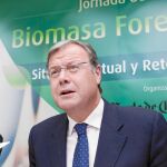 El alcalde de León, Antonio Silván, explica la importancia de la Red de Calor con Biomasa