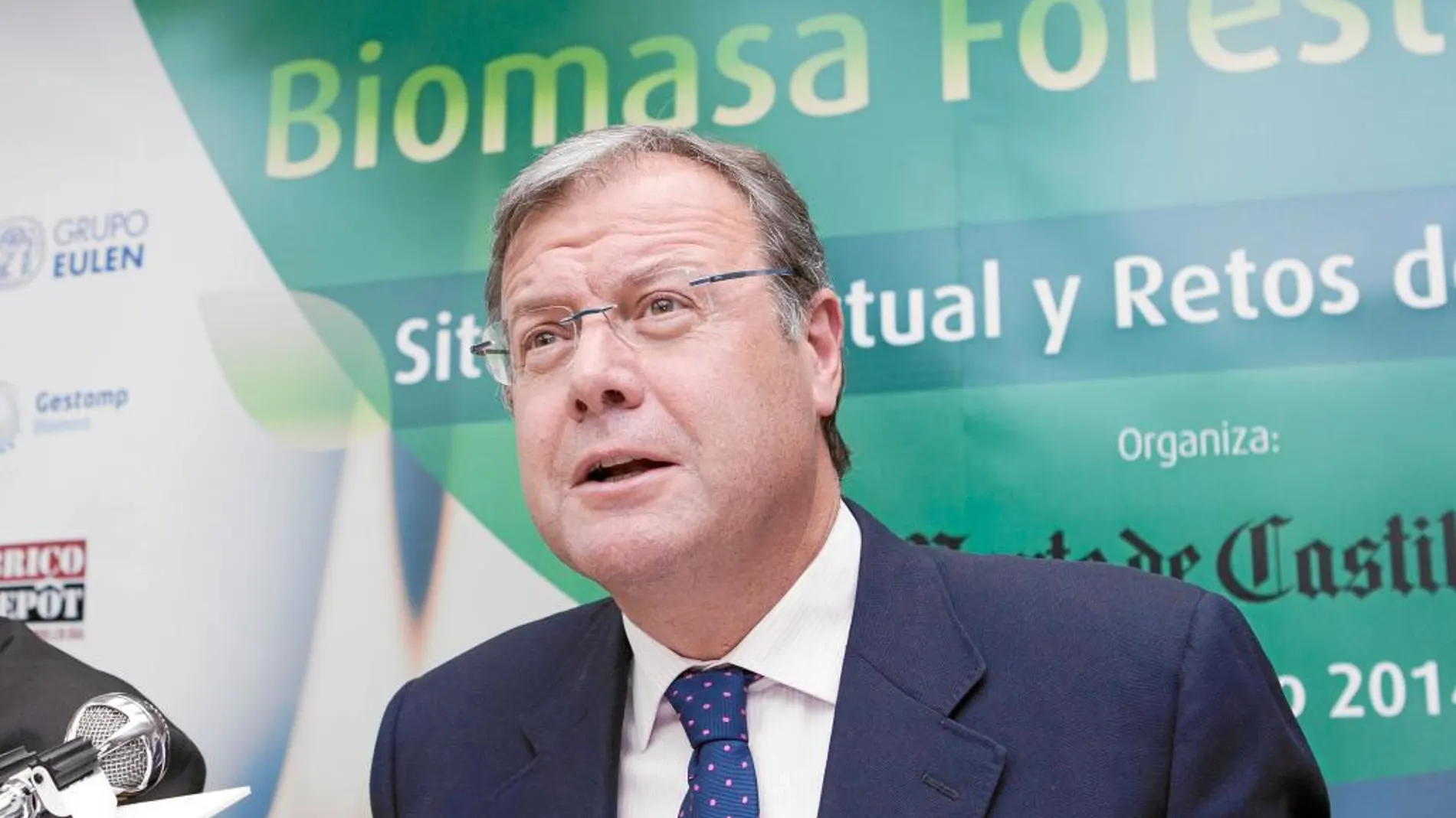 El alcalde de León, Antonio Silván, explica la importancia de la Red de Calor con Biomasa