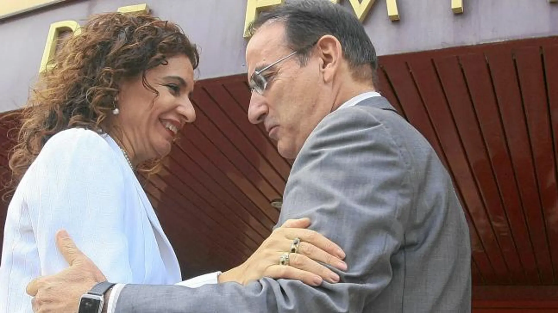 La consejera de Hacienda, María Jesús Montero, y el presidente de la Confederación de Empresarios de Andalucía (CEA), Javier González de Lara