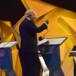 Fotografía cedida por la British Broadcasting Corporation (BBC) muestra al presentador David Dimbleby (C) durante el Gran Debate sobre el referendo de la UE con los miembros del Parlamento británico Boris Johnson (i), y el alcalde de Londres Sadiq Khan (d) en el Wembley Arena en Londres (R. Unido)
